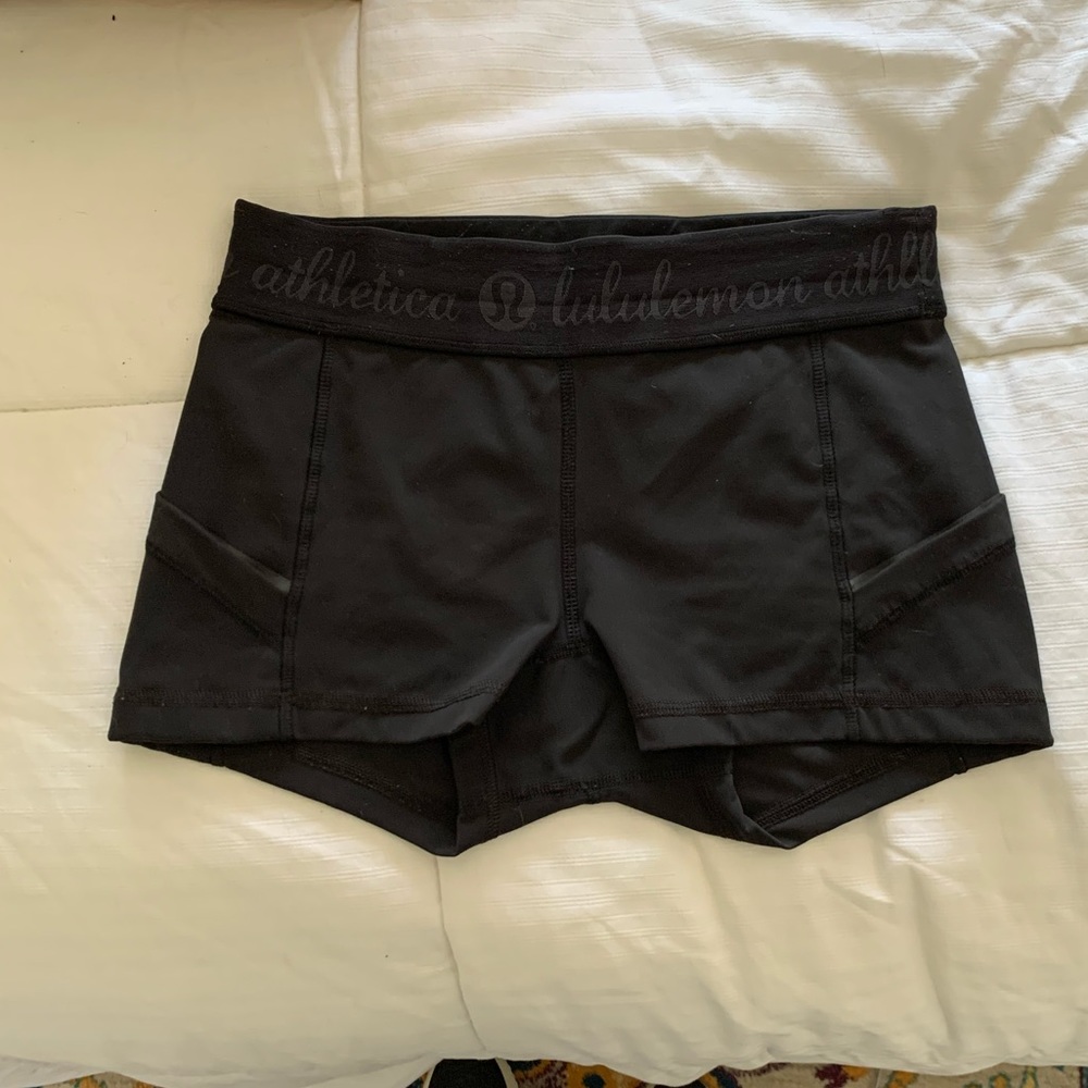 LULULEMON *LOGO ON WAISTBAND* SHORTS